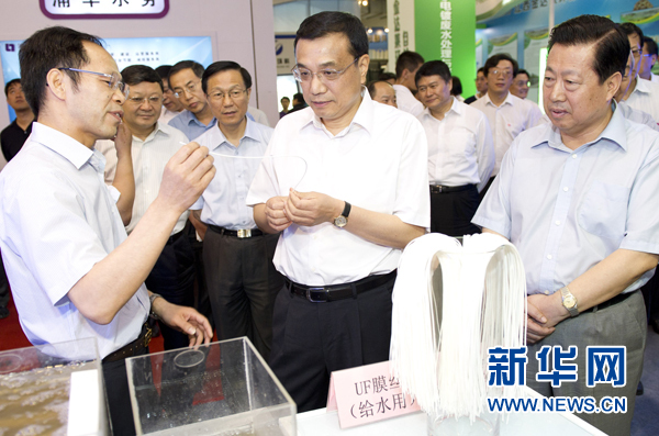 中共中央政治局常委、国务院副总理李克强到碧水源公司展台参观视察